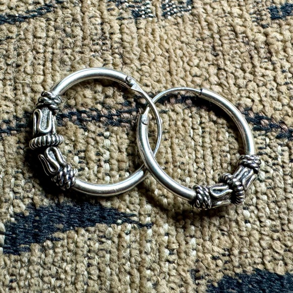 Silver earrings. - Picture 3 of 6